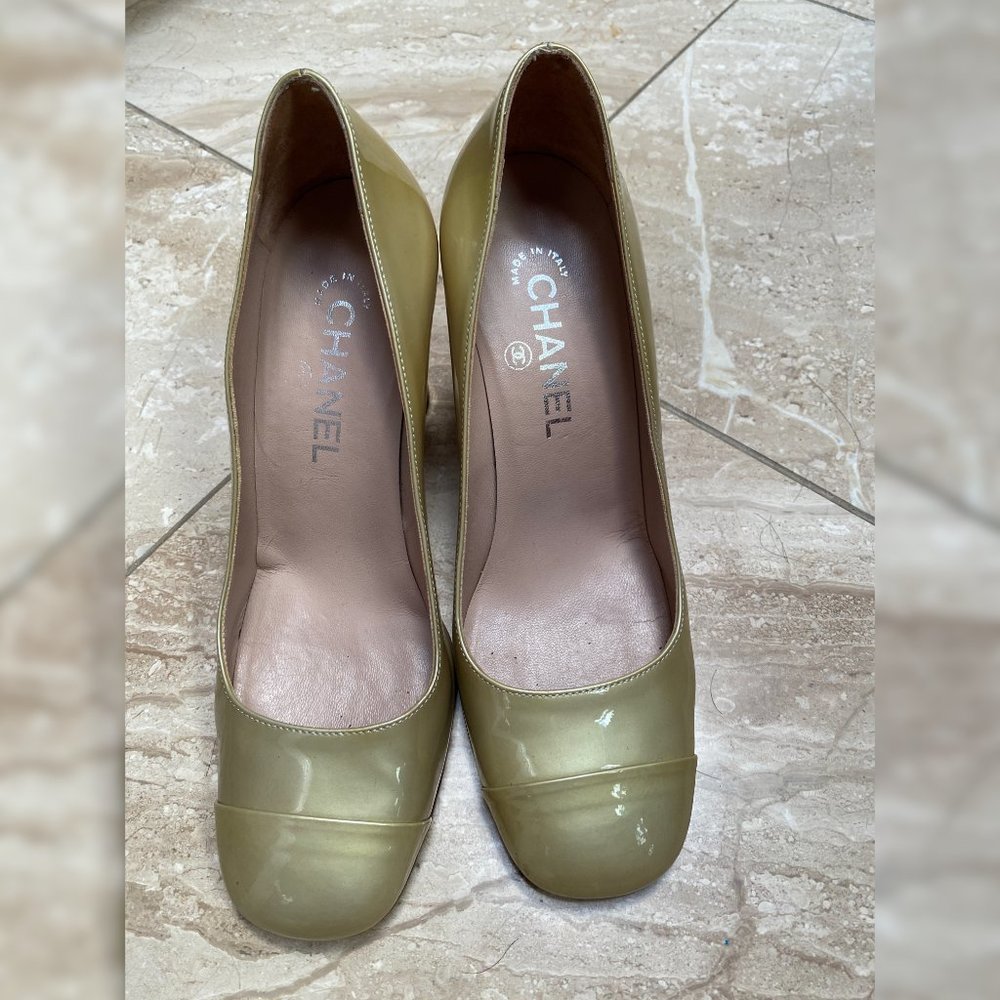 CHANEL CC  Round toe Silver Heels Patent Leather Pumps - Size 38C
